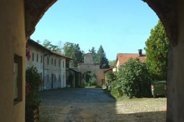 Badia di Dulzago - Portico interno al centro abitato